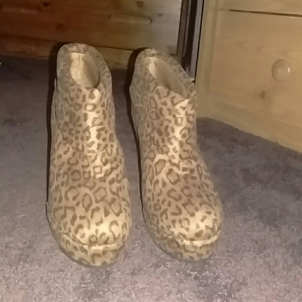Shoes - Picture 2 of 4